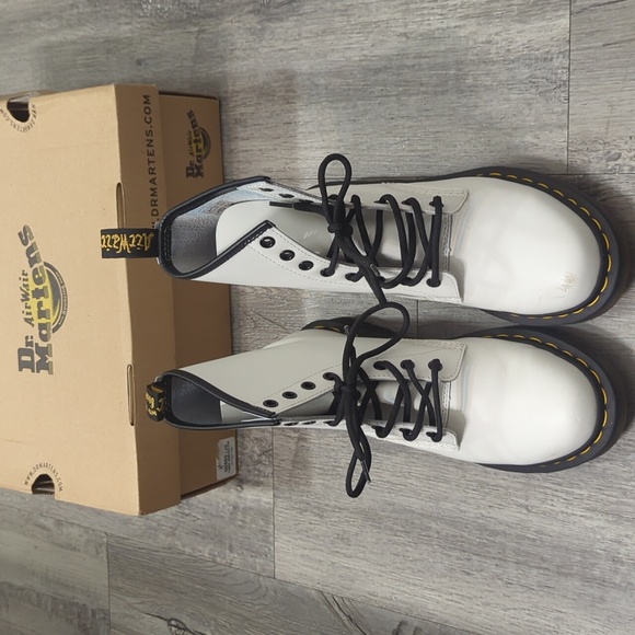 Dr. Martens - Picture 4 of 11